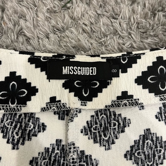 MISSGUIDED white and black high waisted pattern shorts - Picture 4 of 5